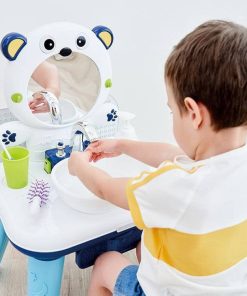 کودک مشغول مسواک زدن جلوی روشویی اسباب بازی کودک