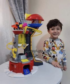 کودکی در حال بازی با برج مراقبت موزیکال پاو پاترول