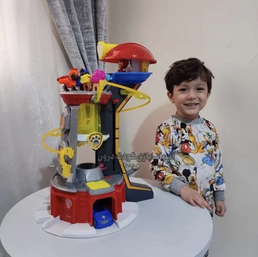 کودکی در حال بازی با برج مراقبت موزیکال پاو پاترول