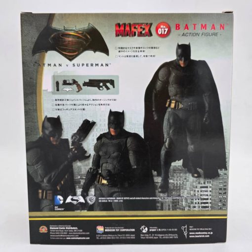 جعبه اکشن فیگور بتمن کد 70153 از برند MediCom Toy، طراحی شده با تصویر بتمن در زره کامل، مناسب کلکسیونرها و طرفداران کمیک، شامل جزئیات محصول و اقلام همراه